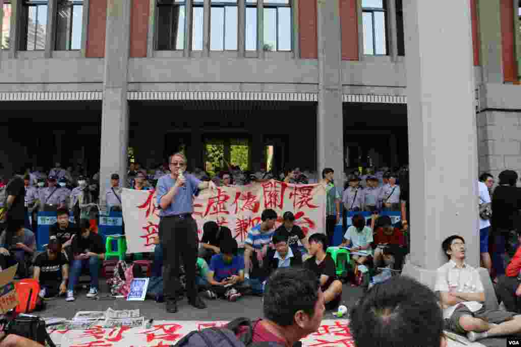 学生抗议“课纲微调”现场(美国之音杨明拍摄)
