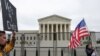 Người ủng hộ và người chống phá thai biểu tình trước tối cao pháp viện tại Washington.