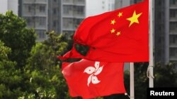 在香港黄大仙区飘扬的一面中国国旗在反送中示威中被烧毁了一角。（2019年10月13日）