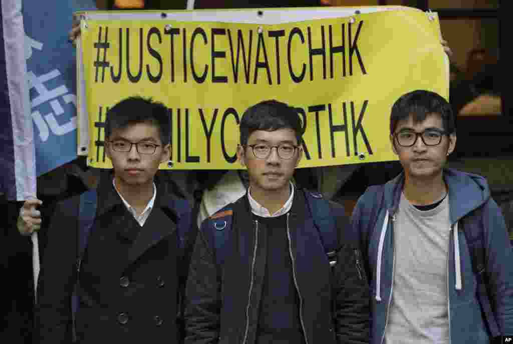 (左起)香港活动人士黄之锋、罗冠聪和周永康走出香港终审法院(2018年1月16日)。他们正在做最后一次努力,争取推翻法庭的判刑。 2018年1月31日,12名来自两党的美国国会参众议员联名致函诺贝尔和平奖委员会,提名2014年香港雨伞运动领袖黄之锋、罗冠聪和周永康三人为2018年诺贝尔和平奖候选人,表彰他们致力于香港政治改革和自决。