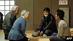 Hoàng đế Akihito và Hoàng hậu Michiko đến thăm những người mất nhà cửa vì trận động đất và sóng thần
