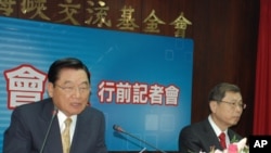海基会董事长江丙坤(左)和副董事长高孔廉(右)在记者会上