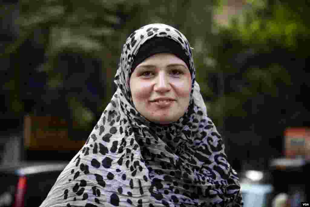 Mervat Mohammed, một bà nội trợ ở Cairo: “Obama đối xử kính trọng với người Ả Rập và Hồi giáo.” (Y. Weeks/VOA)