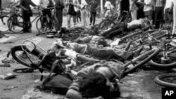 资料照：中国当局动用武力镇压天安门民主运动，北京街头被打死的平民尸体。（1989年6月4日）