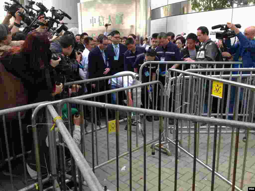 高等法院执达主任在金钟中信大厦展开清理障碍物行动(美国之音海彦拍摄)