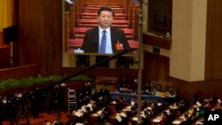 在北京人大会堂召开的全国人大开幕式上大屏幕展示出席会议的中国国家主席习近平 (2016年3月5日)
