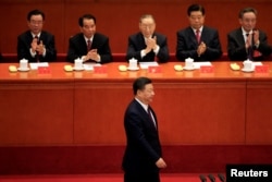 2017年10月18日习近平在北京人大会堂召开的中共十九大开幕式上走向讲台发表报告。