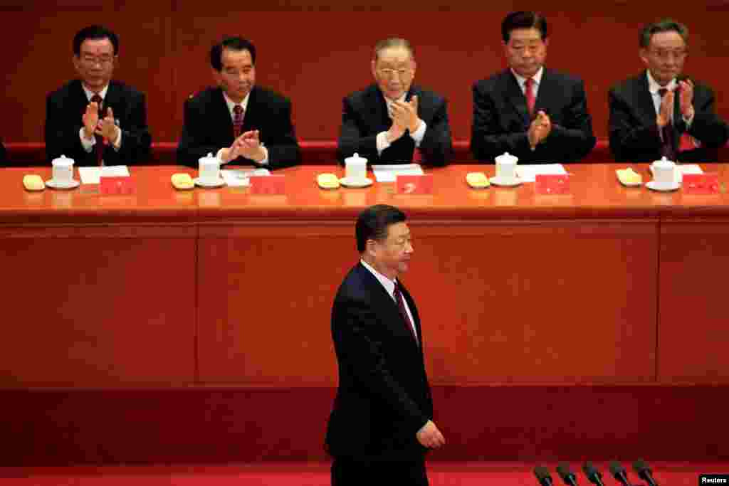 中共总书记习近平在北京人大会堂召开的中共十九大开幕式上走向讲台发表报告 (2017年10月18日)。 主席台上鼓掌的有前高官贺国强、吴官正、李岚清、贾庆林、吴邦国。