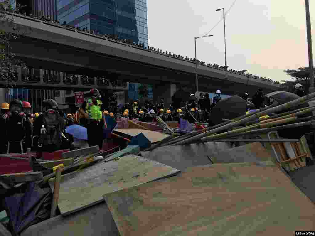 香港星期六(08-24-2019)冲突爆发前,警方与抗议者各自蓄势待发。美国之音记者黎堡拍摄。