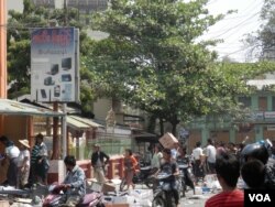 人们在发生骚乱的缅甸密铁拉镇抢劫商店（美国之音缅甸语组罗尼.迎拍摄）