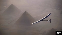 Chiếc máy bay chạy bằng năng lượng mặt trời Solar Impulse 2, được điều khiển bởi một người Thụy Sĩ tiên phong có tên André Borschberg, bay qua quần thể kim tự tháp Giza vào ngày 13 tháng 7 năm 2016 trước khi hạ cánh tại Cairo, Ai Cập.