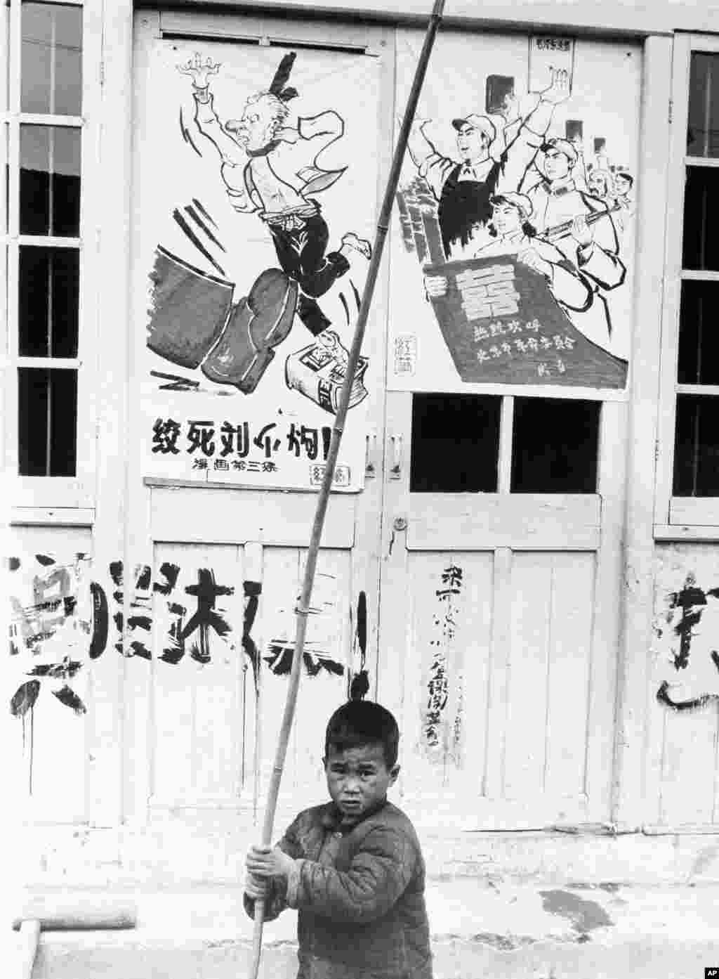 1967年5月27日,上海的墙壁漫画上写着“绞死刘少奇”。这里的奇字被扭曲成狗字。