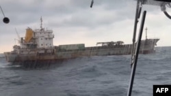 “顺兴39号”涉嫌在台湾东北海域拖锚划过国际海底电缆，遭台湾海巡队短暂扣留，如今已关闭船只自动识别系统。(台湾海巡署提供)
