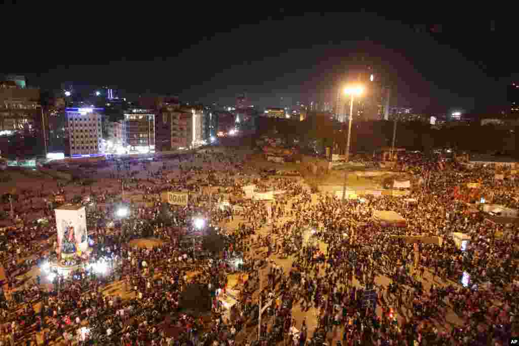 Hàng ngàn người biểu tình tụ tập tại Quảng trường Taksim ở Istanbul, Thổ Nhĩ Kỳ, ngày 3/6/2013.