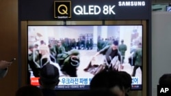 韩国首尔火车站的电视屏幕播放据信是朝鲜的士兵在排队领取俄罗斯物资的新闻画面。(2024年10月21日)