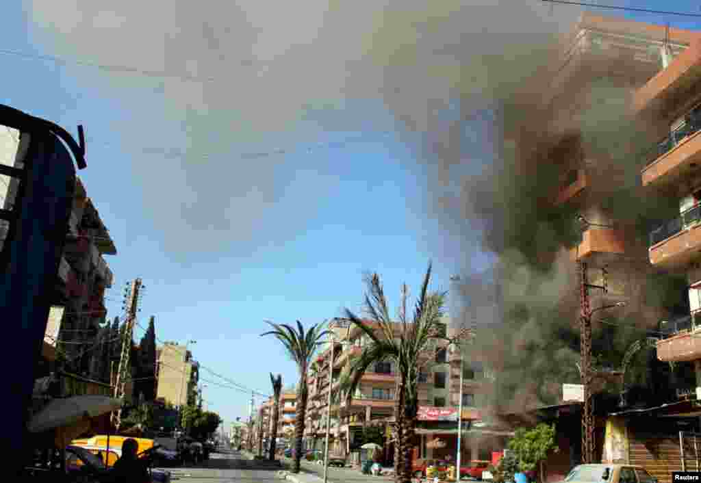 Khói bốc lên từ một cao ốc ở Bab al-Tebbaneh, gần Tripoli, Liban, 21/8/12. 1 người chết, mấy mươi người bị thương trong các cuộc xung đột giữa người Hồi giáo Sunni và Alawites, trong lúc cuộc chiến từ Syria lan san