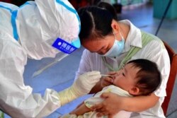 中国福建省莆田仙游县的一名幼儿接受新冠核酸检测。（2021年9月13日）