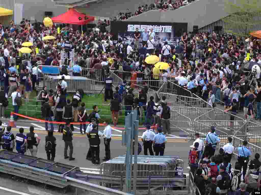 港人重返政总纪念雨伞运动一周年（美国之音海彦拍摄）