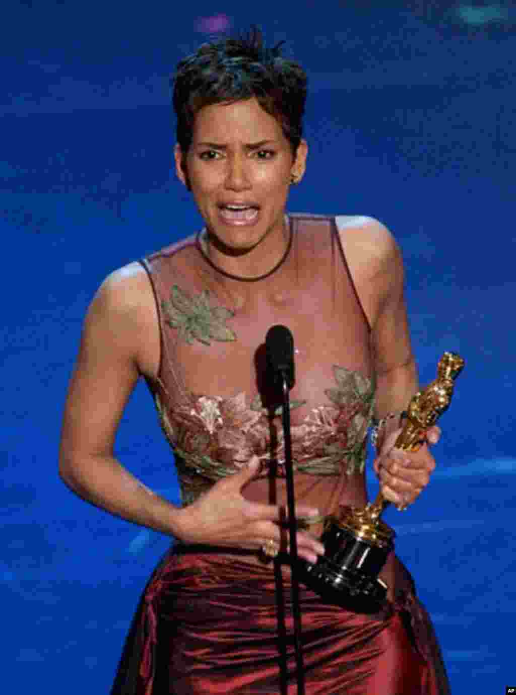 Nữ diễn viên Halle Berry nghẹn ngào nước mắt khi đoạt giải Nữ diễn viên chính xuất sắc nhất với phim “Monster's Ball” tại giải Oscar 2002. Halle Berry là diễn viên gốc Phi đầu tiên đoạt giải ở hạng mục Nữ diên viên chính xuất sắc nhất. (AP)