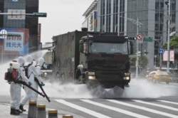台湾陆军33化学兵群执行台北街头消毒作业（台湾军闻社提供）