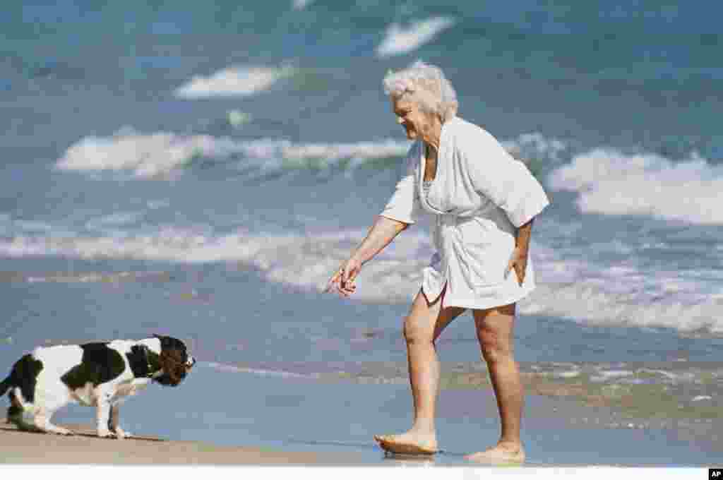 芭芭拉·布什(Barbara Bush)和她的爱犬米莉在佛罗里达州的海滩上(照片日期不详)。