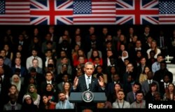 美国总统奥巴马2016年4月23日在英国伦敦林德利大厅参加同年轻人举行的座谈会。