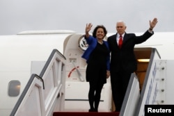2018年1月23日，美国副总统迈克·彭斯（Mike Pence）和夫人凯伦（Karen）在以色列特拉维夫（Tel Aviv）附近的本·古里安国际机场挥手告别。