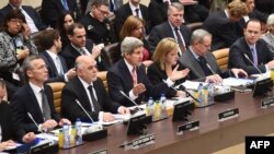 美国国务卿克里在布鲁塞尔六十个伙伴国家外长会议上讲话