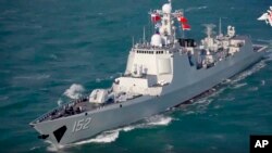 Китайський есмінець Jinan бере участь у спільних з Росією навчаннях ВМС у Східнокитайському морі. Фото: Міноборони РФ/AP