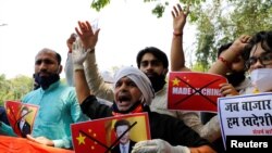 印度抗议者在新德里举行反对中国的示威活动。（2020年6月17日）