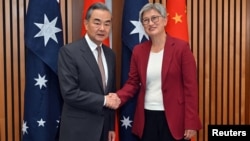  2024年3月20日中國外交部長王毅在坎培拉議會大廈和澳洲外交部長黃英賢會晤。