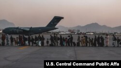 被疏散人士在喀布尔的哈米德·卡尔扎伊国际机场机场等待登机(2021年8月23日)