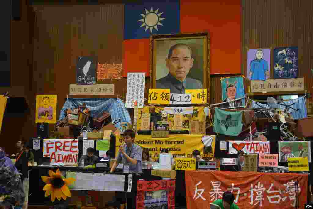 台湾太阳花学运占领立法院第17天(美国之音张佩芝拍摄)
