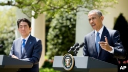 美国总统奥巴马和日本首相安倍晋三4月28日在白宫联合记者会上。