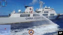 在菲律宾海岸警卫队提供的这张照片中，2023年8月5日，一艘中国海警船在南中国海有争议的第二托马斯浅滩(中国称仁爱礁)附近用水炮阻拦执行补给任务的菲律宾海警队船只，封锁了该船的航行路线。 （图片由菲律宾海岸警卫队提供，美联社发表）