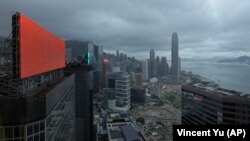 资料照片：一块位于香港商业区的红色广告屏（2021年7月19日）