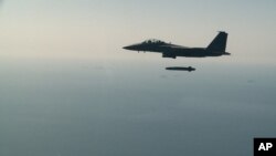 Ілюстративне фото. Південнокорейський винищувач F-15K випускає ракету Taurus під час військових навчань. South Korea Defense Ministry via AP