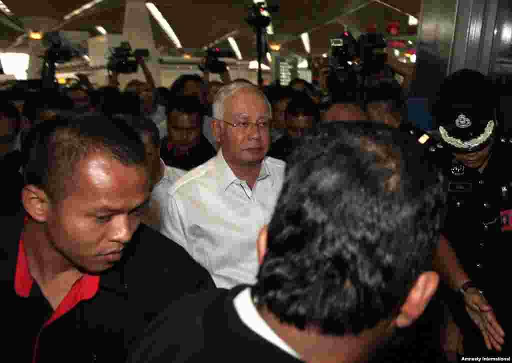 Thủ tướng Malaysia Najib Razak đến gặp gia đình và bạn bè của hành khách trên chuyến bay MH370 của hãng hàng không Malaysia tại sân bay quốc tế Kuala Lumpur.