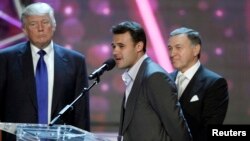 Російський співак Емін Агаларов (у центрі), його батько Арас Агаларов (справа) і Дональд Трамп (зліва). Конкурс "Міс США", Лас-Вегас, Невада 16 червня 2013 року.