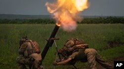 Українські військові ведуть вогонь по російських позиціях на передовій у Запорізькій області, Україна, 24 червня 2023 р. AP Photo/Efrem Lukatsky
