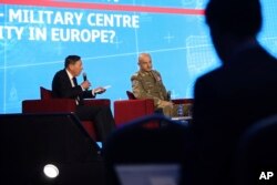 Девід Петреус, генерал армії США у відставці та колишній директор ЦРУ під час Безпекового форуму, в столиці Польщі, Варшаві. 4 жовтня 2022. (AP Photo/Michal Dyjuk)