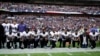 美国NFL球队巴尔的摩乌鸦队球员在与杰克逊维尔美洲虎队的比赛前奏国歌仪式上集体单腿跪地。（2017年9月24日）