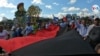 Simpatizantes del gobierno de Daniel Ortega marchan en la Avenida Hugo Chávez, en Managua, Nicaragua. Foto archivo VOA.