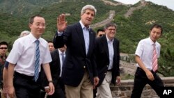 2014年7月8日，美国国务卿克里（中）美国财政部长雅各布•卢（右二）在参观长城时向记者招手