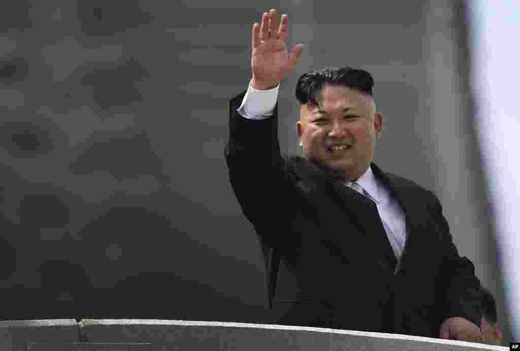 朝鲜首都纪念开国者金日成诞辰105周年的大型阅兵中,朝鲜领导人金正恩挥手致意(2017年4月15日)。金正恩穿西服引起外界注意。台湾军事评论员施孝玮说:“北韩领导人在各个场合所穿出的衣服很有讲究。我个人觉得,这是向西方释出某种信息:我可以谈,你可以来找我谈,或者你可以透过你认为合适的方式和我谈”。