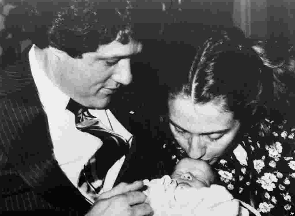 1980年3月5日，阿肯色州州长克林顿，妻子希拉里和一周大的女儿合影