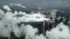 2019年11月28日，山西省河津市的一家煤炭加工厂冒出的浓烟和蒸汽。（资料照）