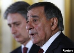 美国国防部长帕内塔和英国国防大臣哈蒙德在伦敦与媒体见面。(2013年1月19日)