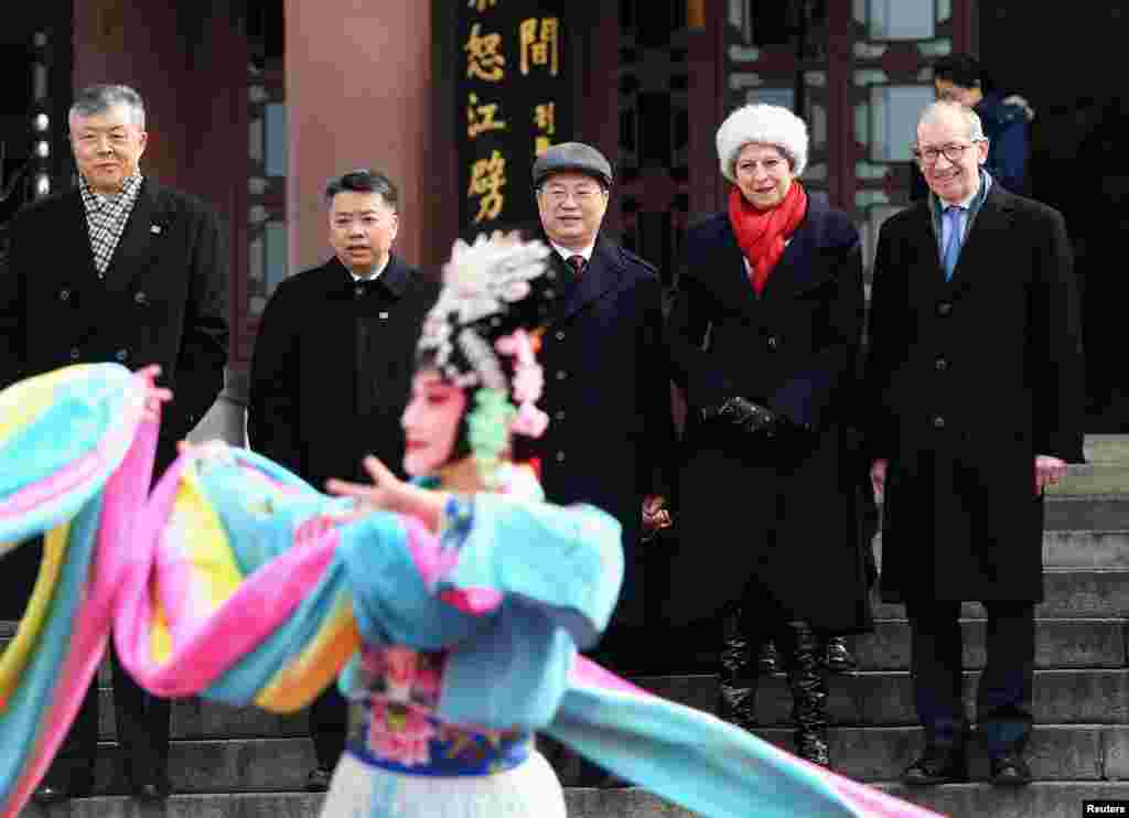 2018年1月31日,英国首相特蕾莎·梅和她的丈夫菲利普在中国湖北省武汉的黄鹤楼观看文化表演。