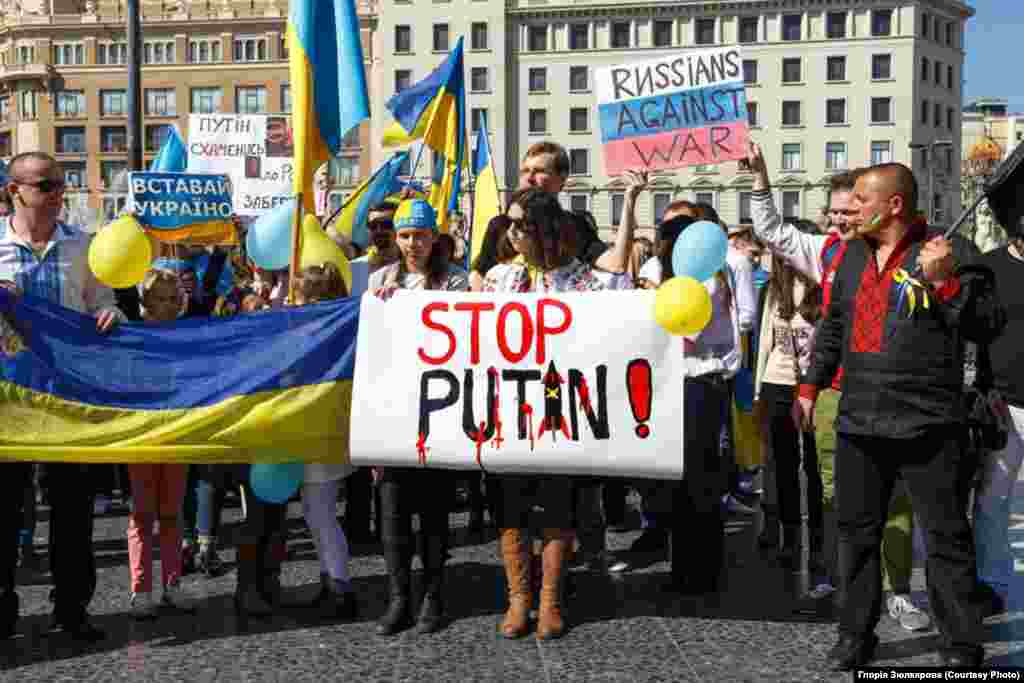 Барселона "Люди скандували іспанською, каталонською та англійською мовами такі гасла як «Україні – мир!», «Путін – стоп!», «Ні війні, миру – так!», «Путін – геть із України!», «Вчора – Грузія, сьогодні – Україна, завтра – Європа!», «Путін – фашист!», «Путін – назад, Україна хоче миру!», та інші".